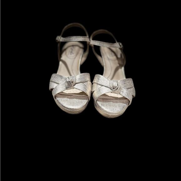 Life Stride Lucky Platform Heel. Light Metallic Gold Color. Size 6 - Picture 4 of 10